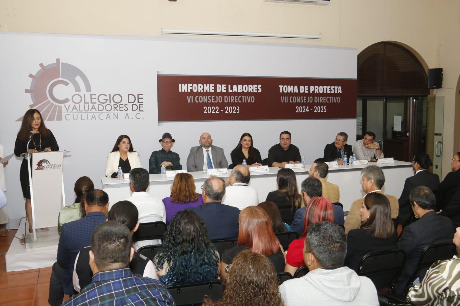 $!Armida Llamas, Pedro Ríos. José Ángel Angulo, Lorena Mercado, Eduardo Alarcón, Karla Cázarez, José Ángel Rivera y Efraín Mancillas, en el presidium.