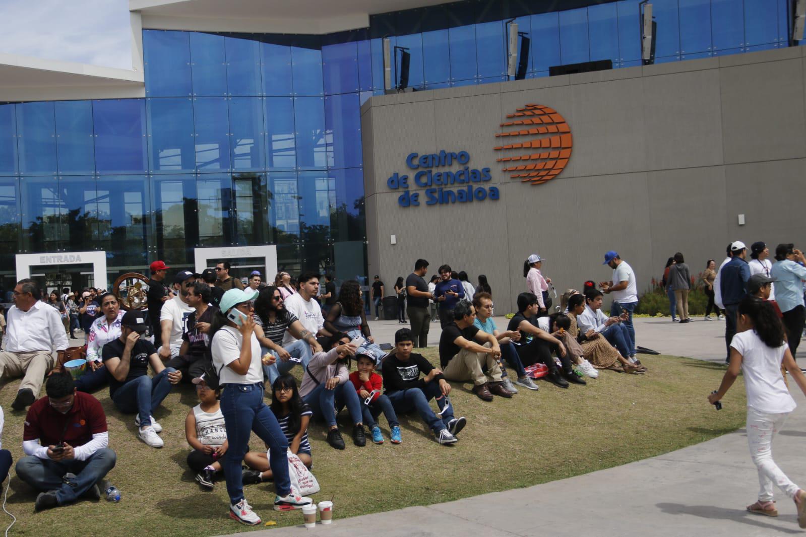 $!Entre gritos y aplausos recibe Culiacán al eclipse solar 2024
