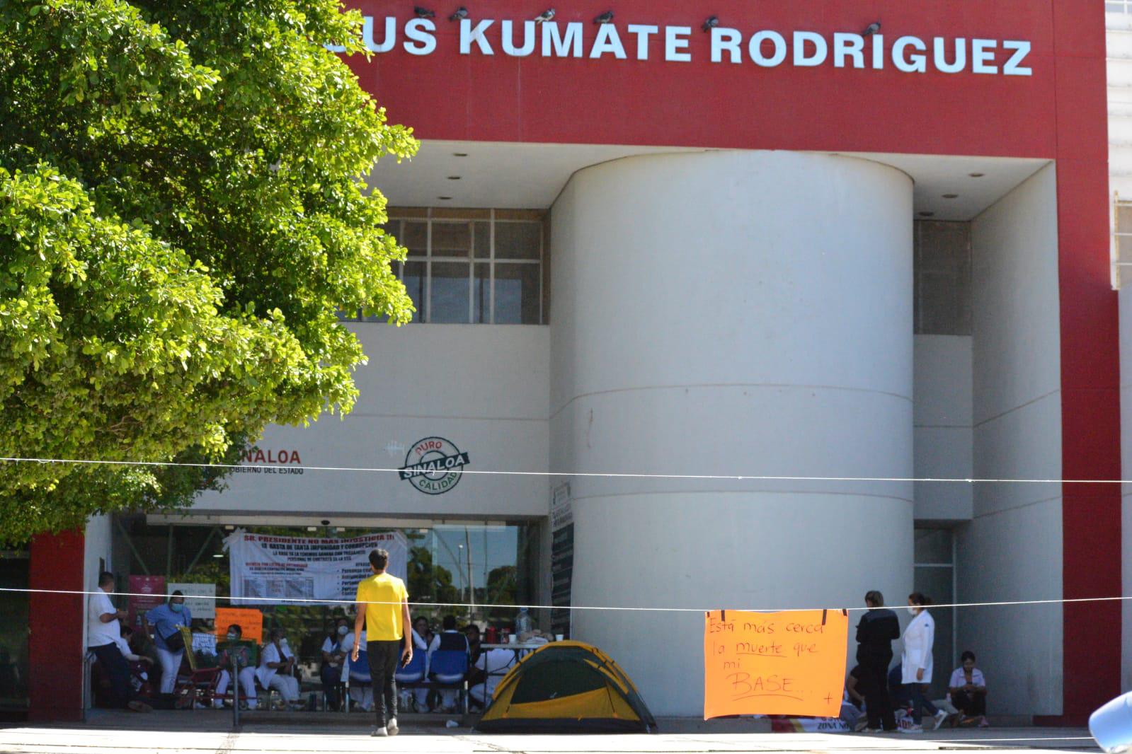 $!Se plantan trabajadores de Salud en Los Mochis para exigir liberación de bases