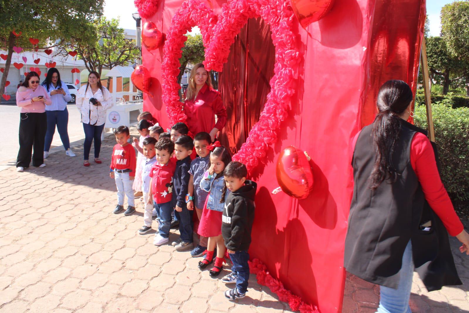 $!Convierten la plazuela Gabriel Leyva de El Rosario en sede de la celebración de San Valentín