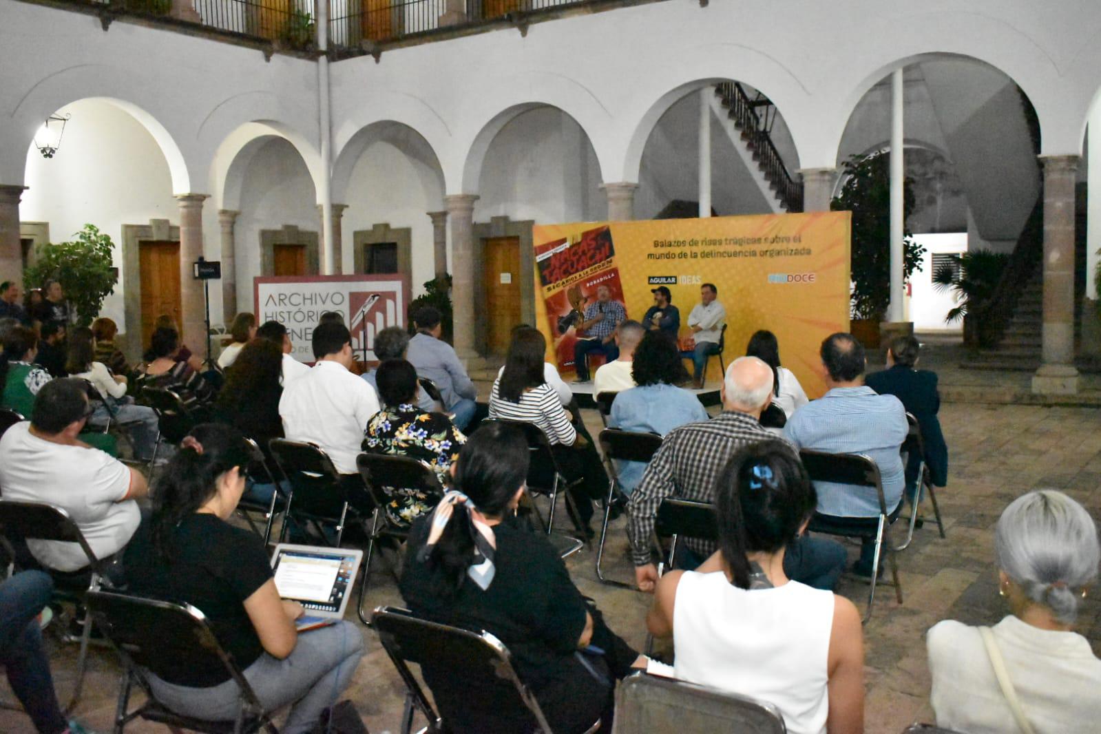 $!El público escuchó atento la presentación.