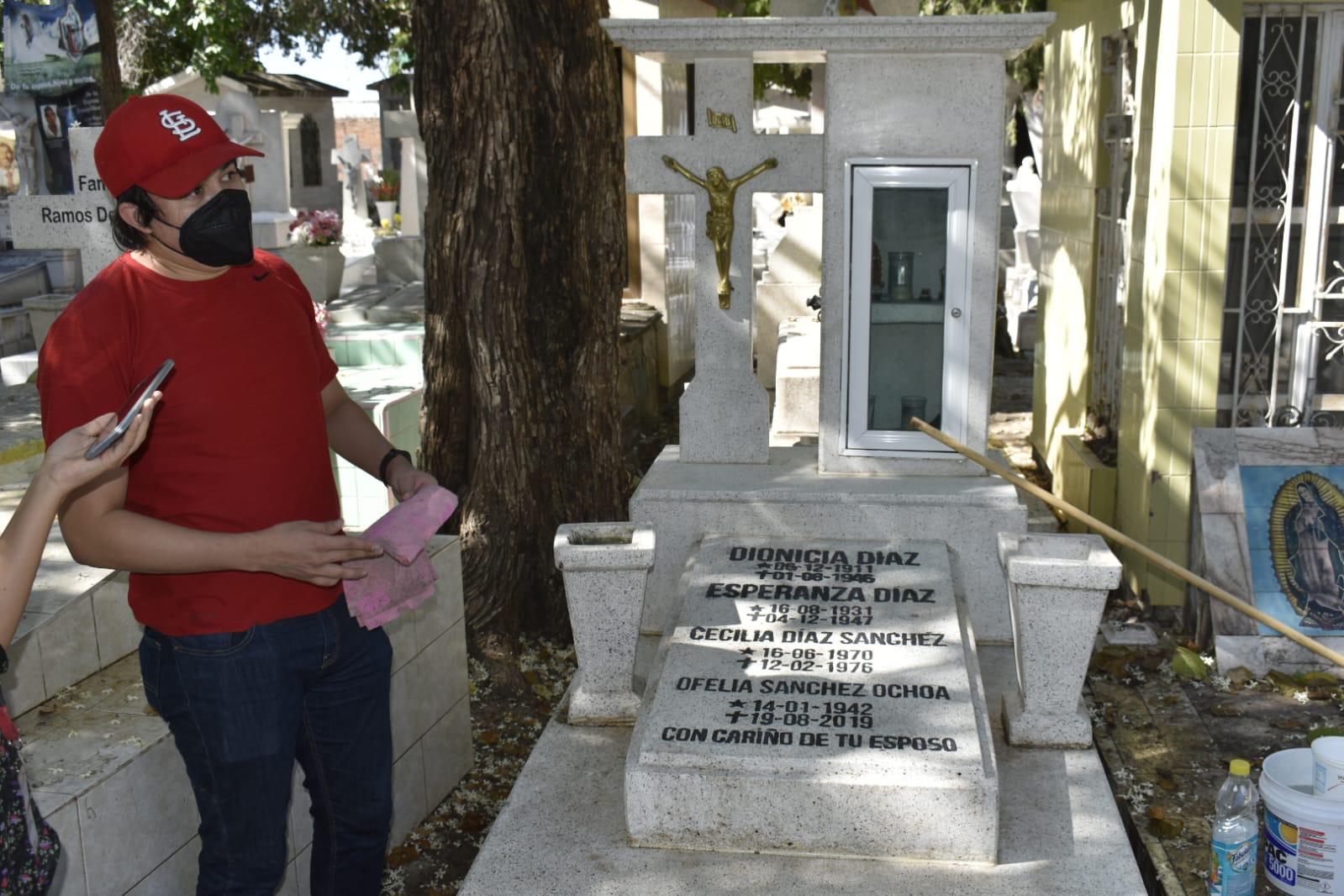 $!Por tradición, Eduardo visita en el Panteón Civil a sus tíos que fallecieron de niños