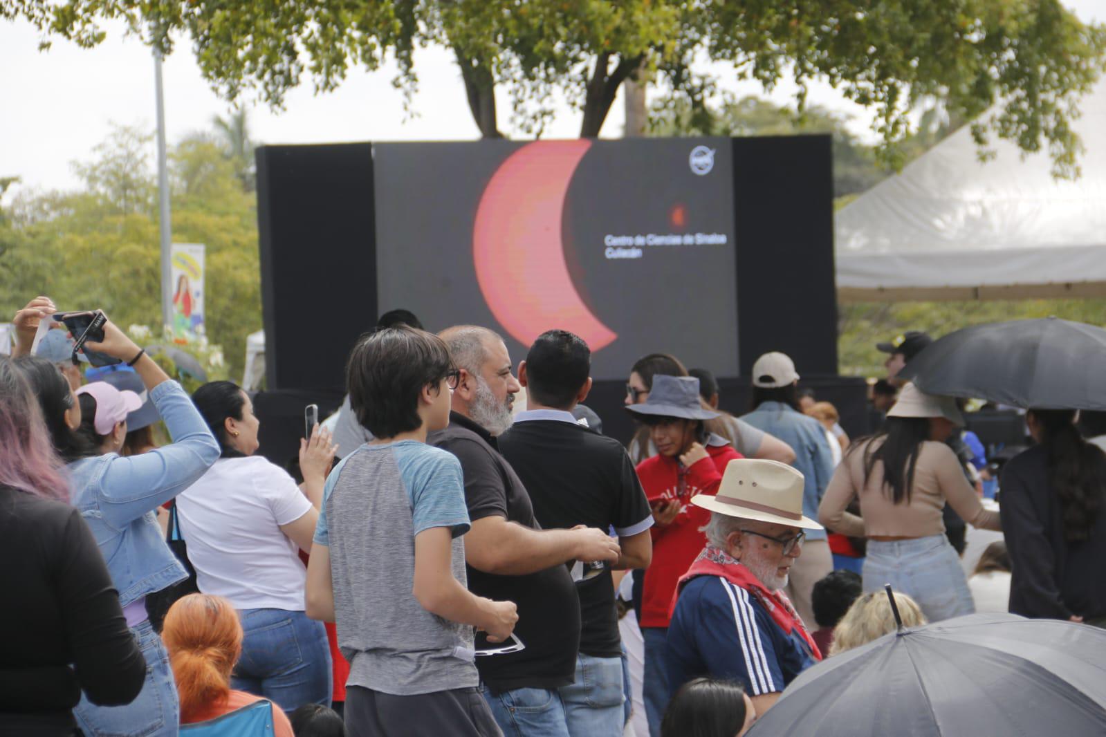 $!Entre gritos y aplausos recibe Culiacán al eclipse solar 2024