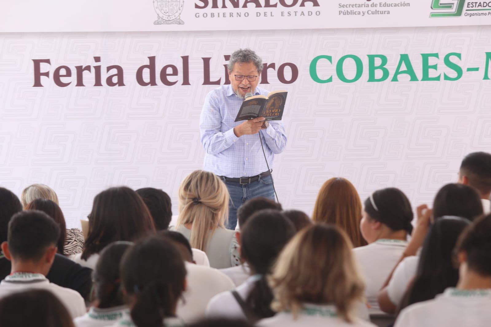 $!El escritor leyó algunos fragmentos de libros.