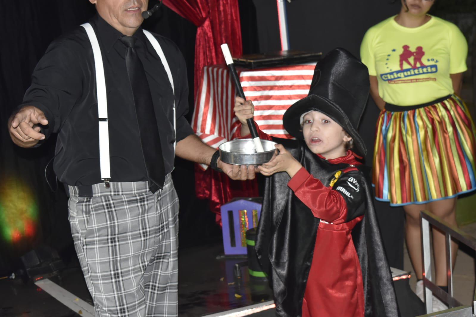 $!El cumpleañero en su acto de magia.