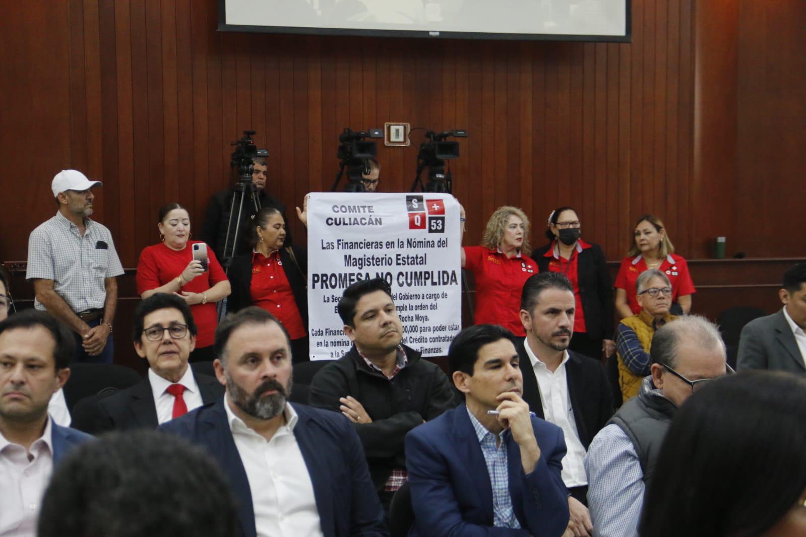 $!Personal del SNTE 53 irrumpe en el Congreso de Sinaloa para denunciar descuentos en nómina