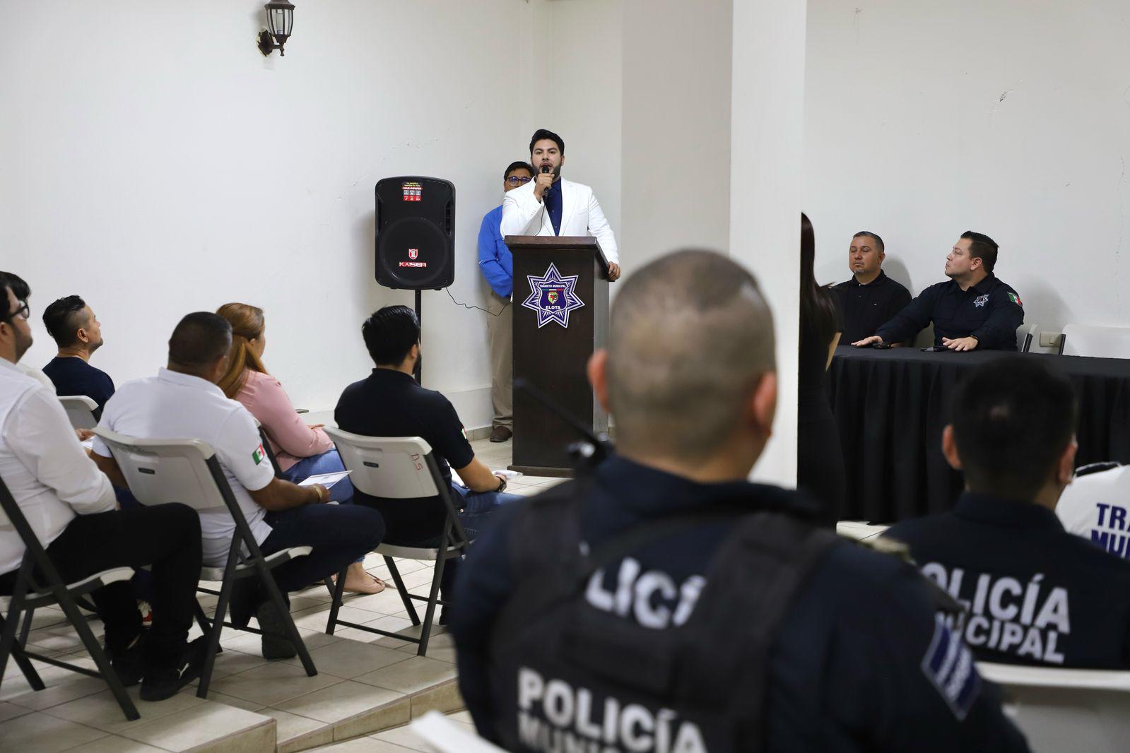 $!Entregan uniformes a policías y tránsitos de Elota