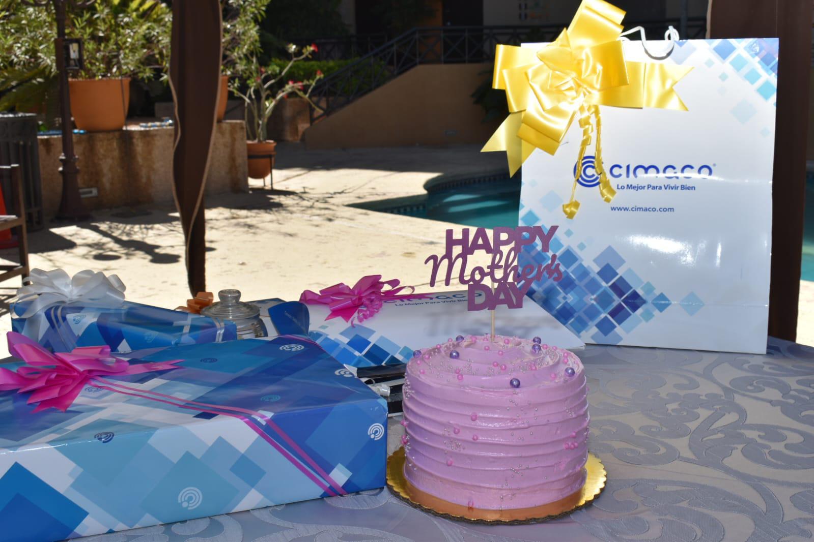$!Regalos de Cimaco y un pastel de Picnic repostería disfrutaron.