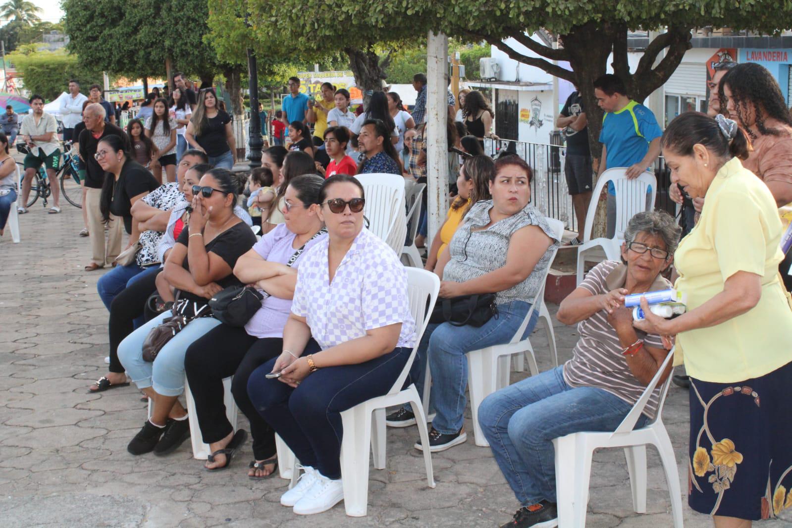$!Divulgadora científica ofrece taller de creación de visor de eclipse a niños de Rosario