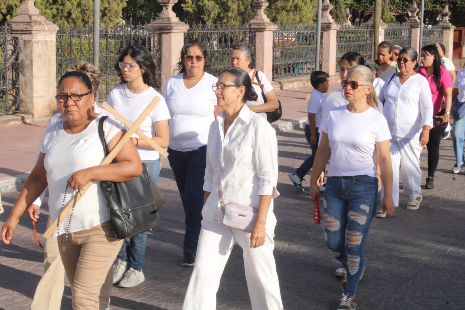 $!En Rosario fieles católicos realizan marcha penitencial y por la paz