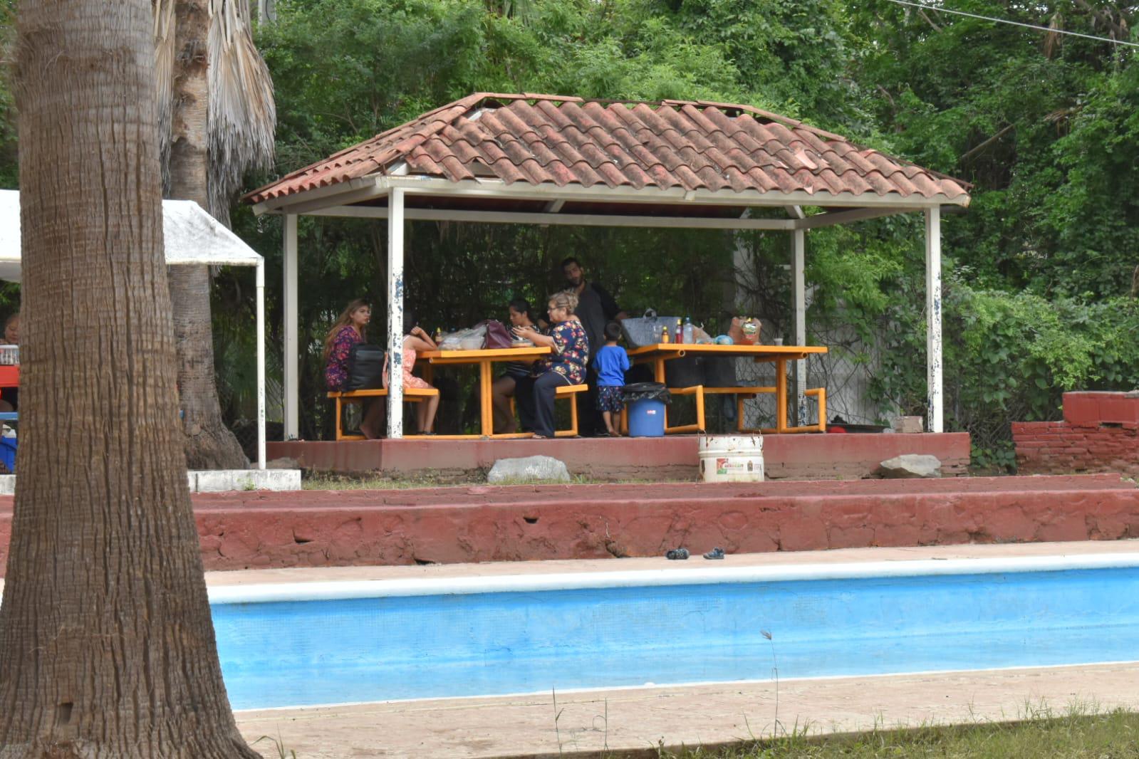 $!Bañistas disfrutan de sus vacaciones en las aguas termales de Imala