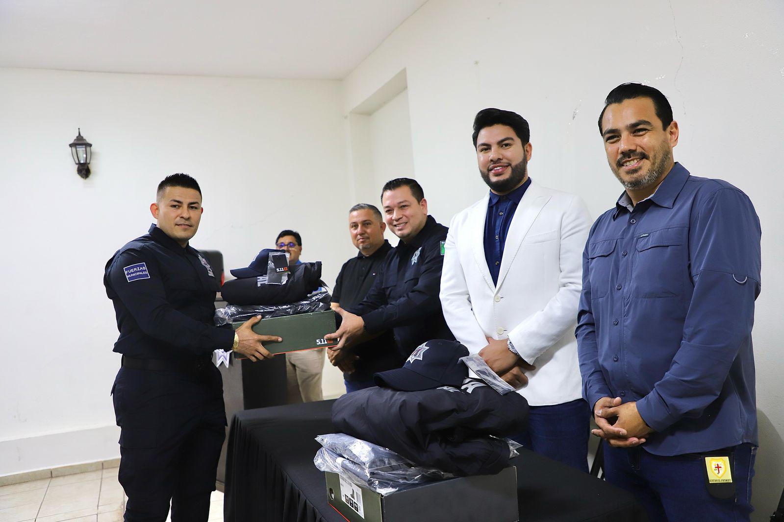 $!Entregan uniformes a policías y tránsitos de Elota