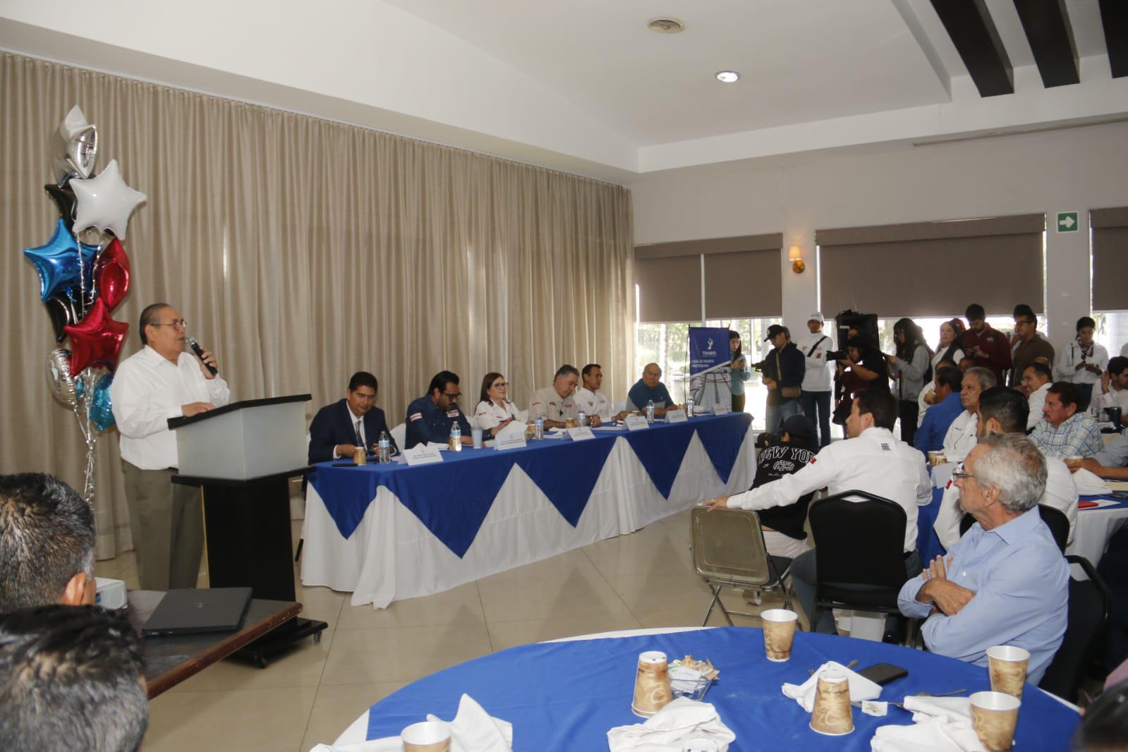 $!Se reúnen candidatos de Morena con constructores