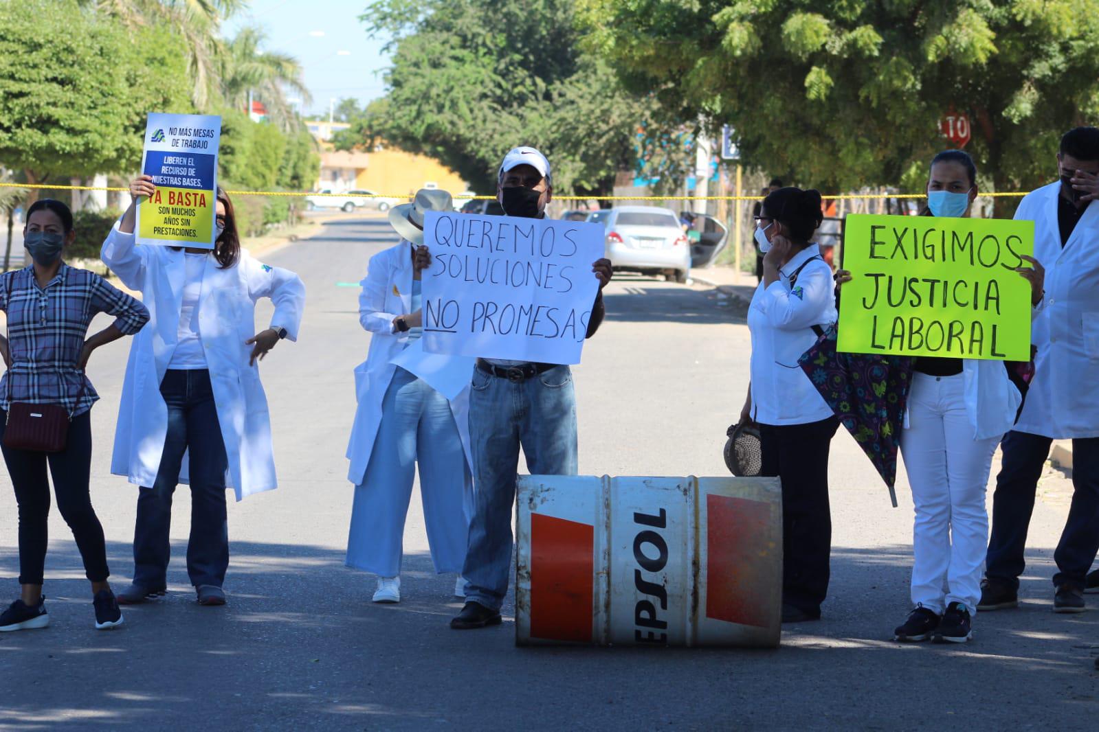 $!Endurecen protestas trabajadores de la salud en Guasave; bloquean salida a Las Glorias