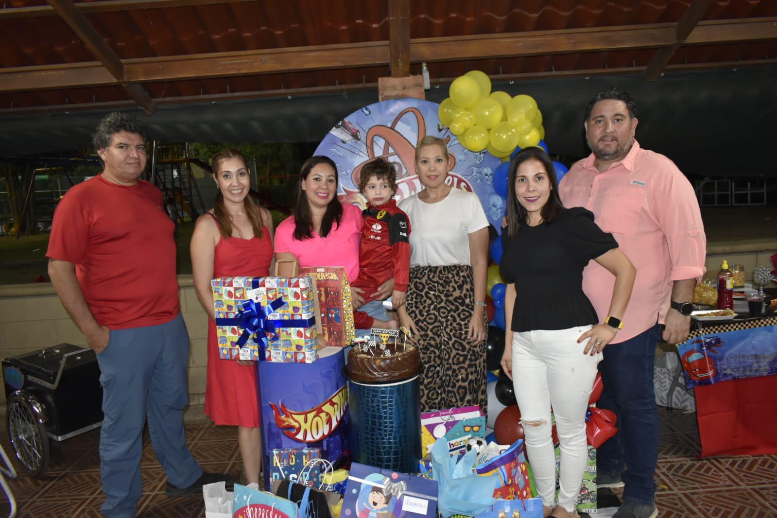 $!La familia materna del cumpleañero, en la foto del recuerdo.