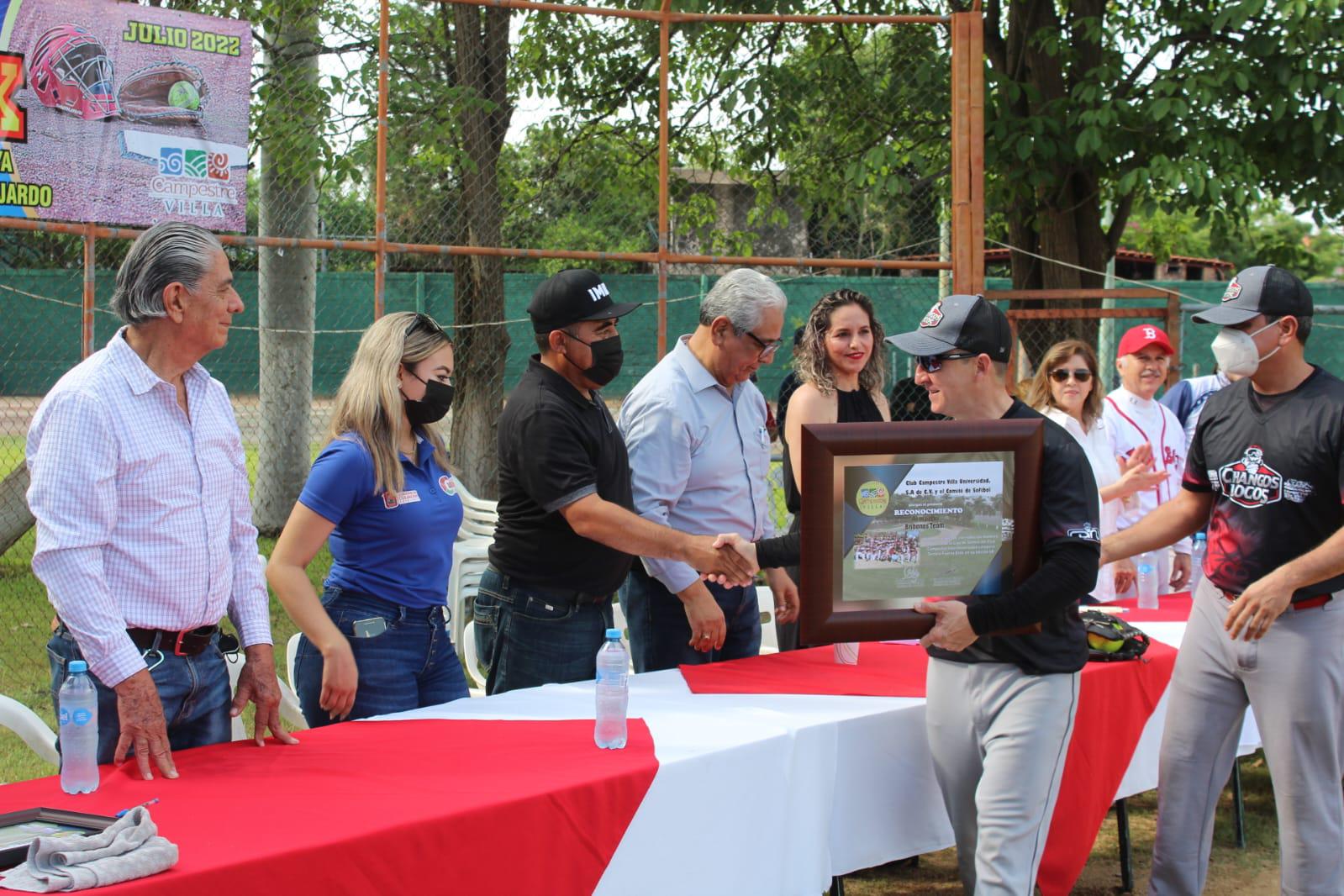 $!Antonio Mejía y Mario Gaxiola son homenajeados al inaugurarse el softbol del Villa Universidad