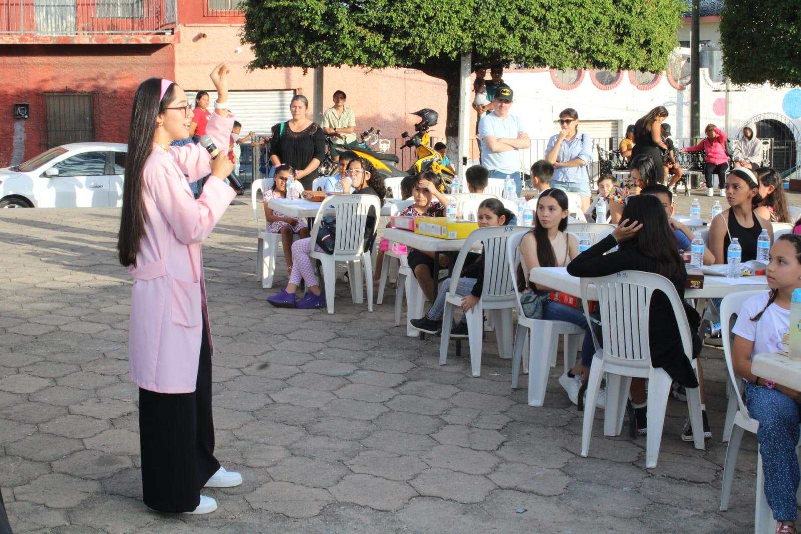 $!Divulgadora científica ofrece taller de creación de visor de eclipse a niños de Rosario
