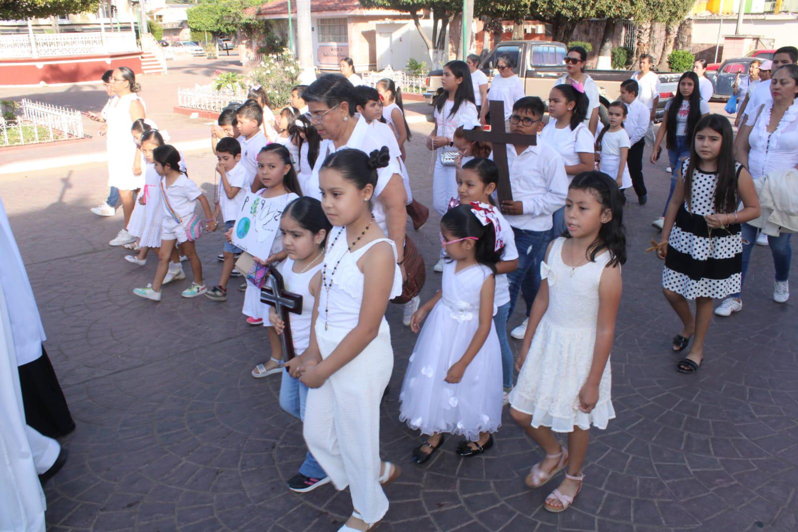 $!En Rosario fieles católicos realizan marcha penitencial y por la paz