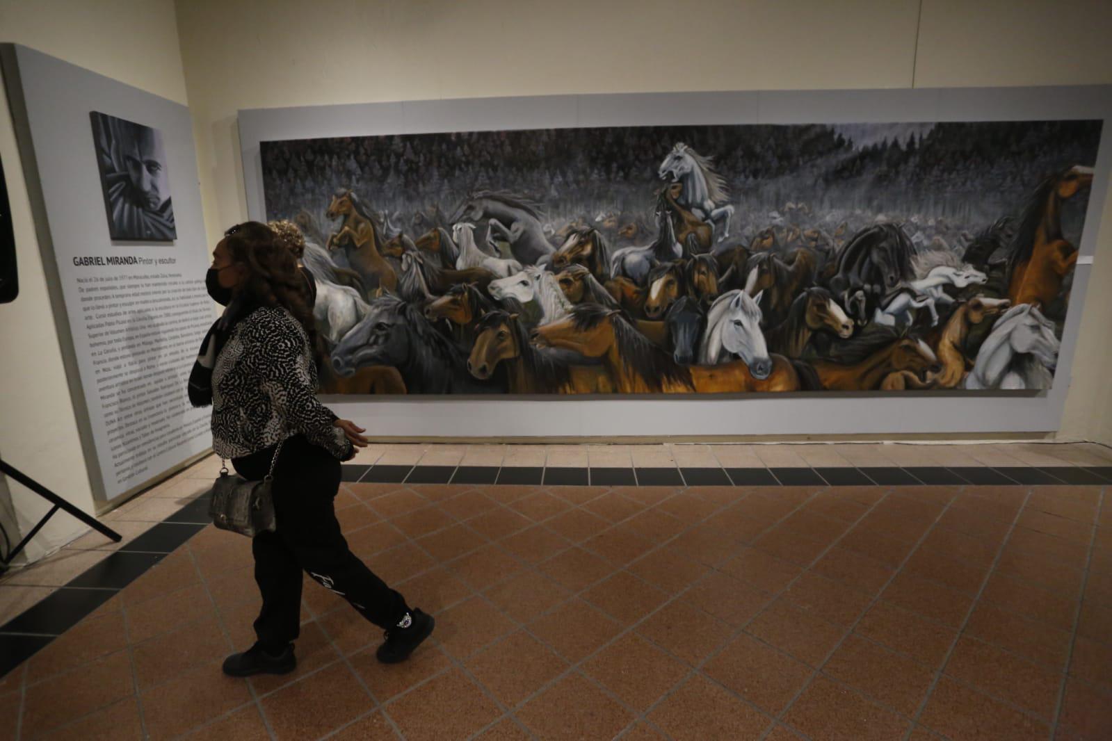 $!Plasma el español Gabriel Miranda la cultura gallega en su exposición ‘1900 Grises’
