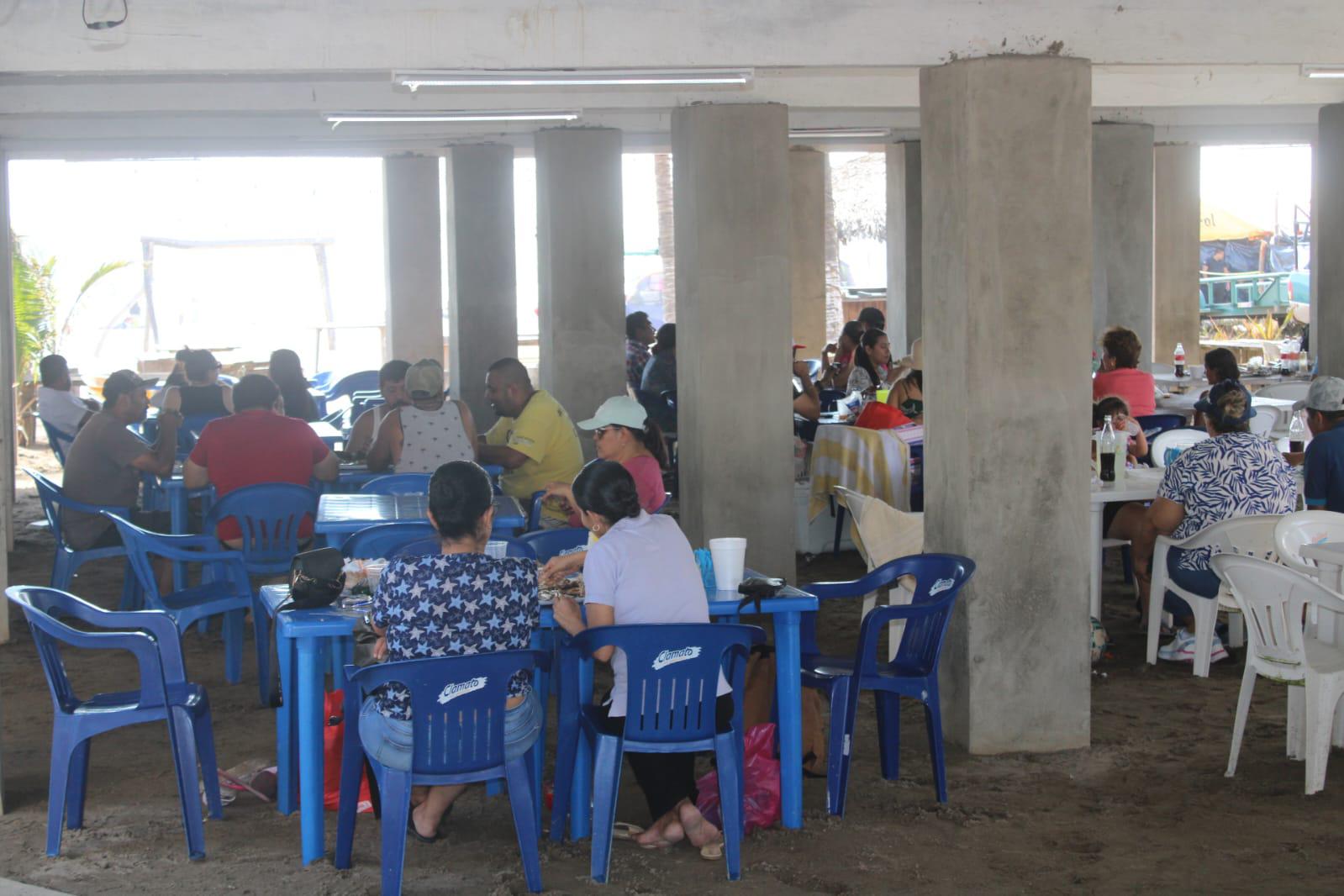 $!Restauranteros en playas de Rosario afirman tener ventas de regulares a buenas por Semana Santa