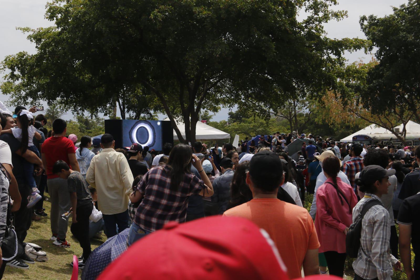 $!Entre gritos y aplausos recibe Culiacán al eclipse solar 2024