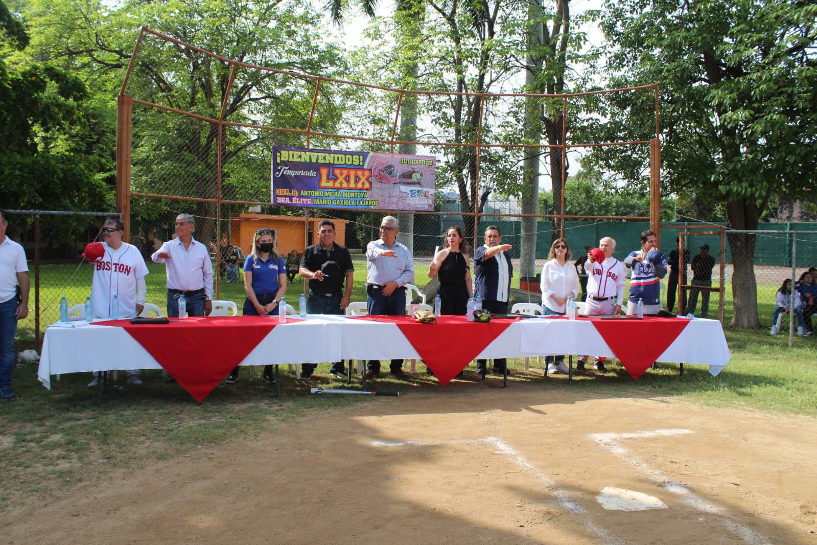 $!Antonio Mejía y Mario Gaxiola son homenajeados al inaugurarse el softbol del Villa Universidad