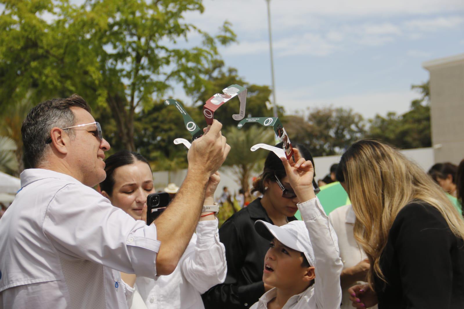 $!Entre gritos y aplausos recibe Culiacán al eclipse solar 2024