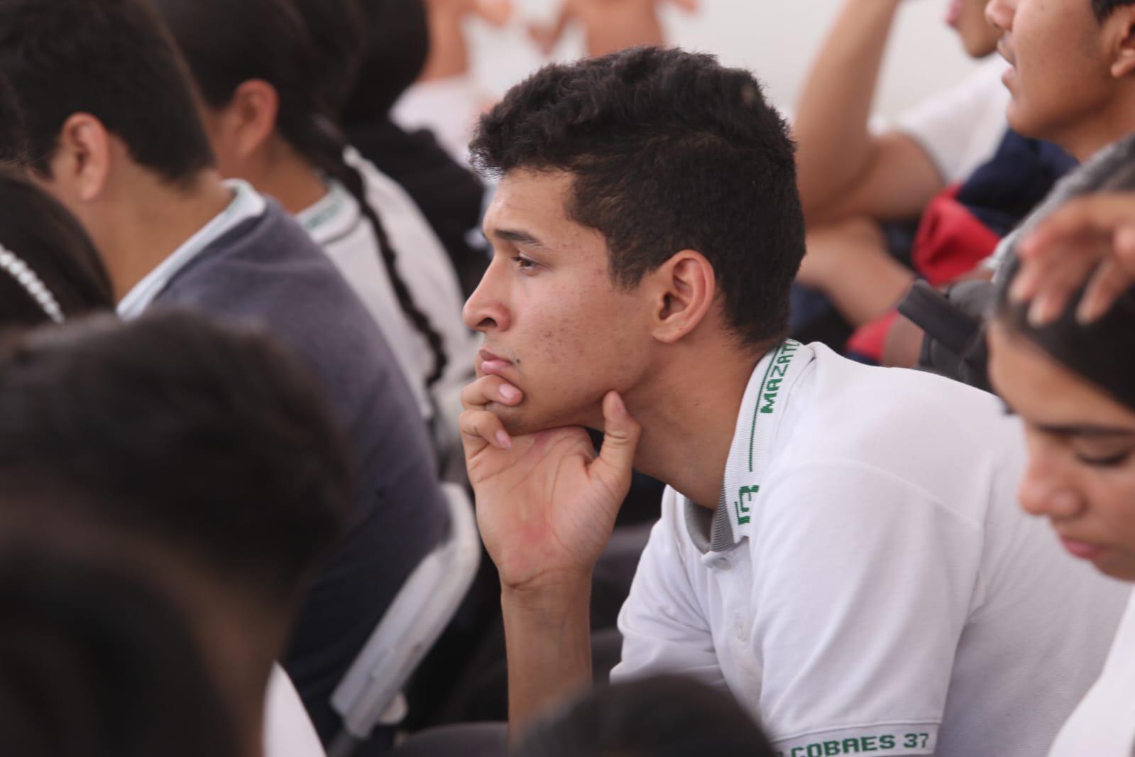$!Jóvenes antentos a las palabras del autor sinaloense.