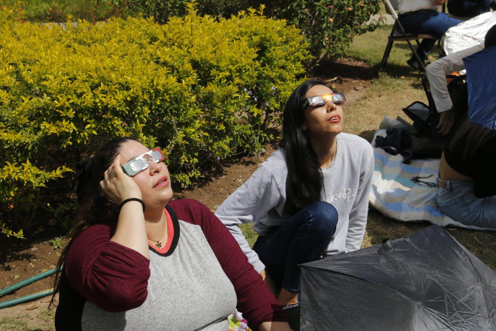 $!Entre gritos y aplausos recibe Culiacán al eclipse solar 2024
