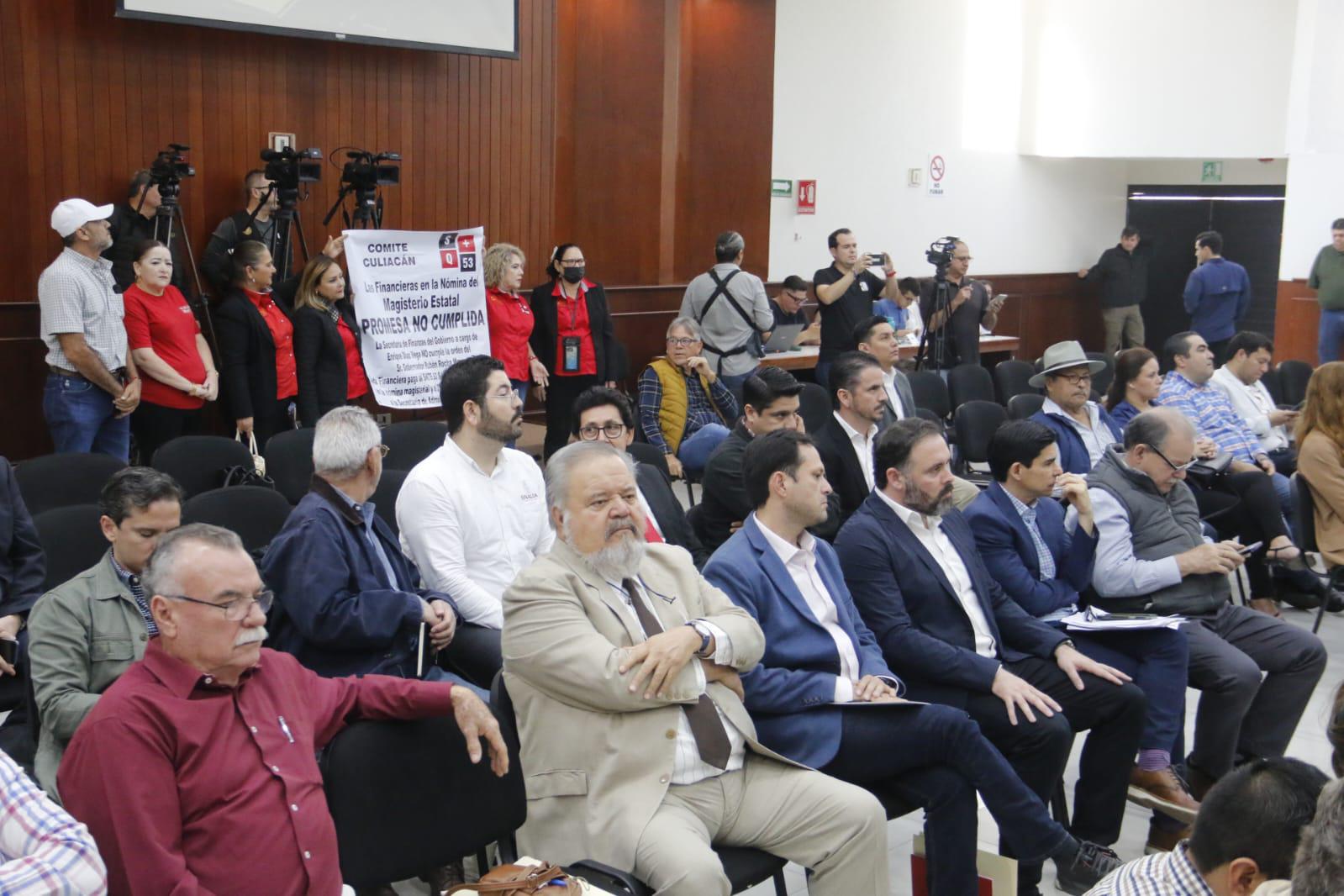 $!Personal del SNTE 53 irrumpe en el Congreso de Sinaloa para denunciar descuentos en nómina