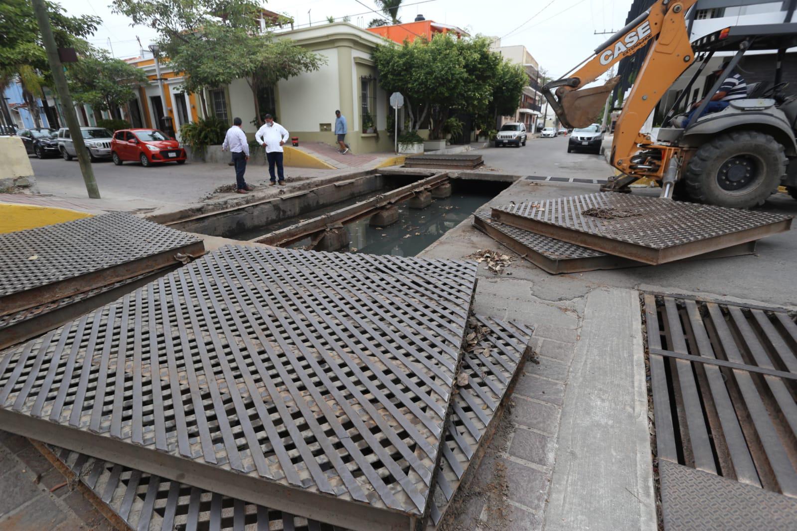 $!En Mazatlán cierran por horas Calle Belisario Domínguez; dan mantenimiento a rejillas del colector Roosevelt