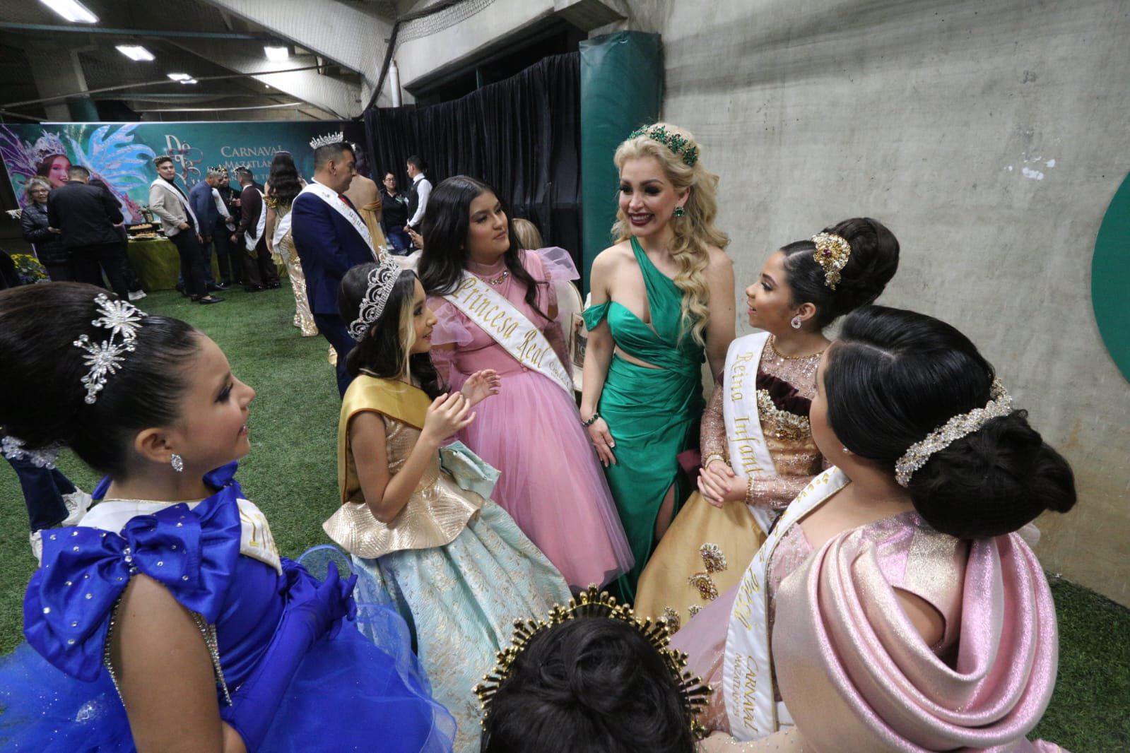 $!María Luisa Sahagún Angulo, Reina Infantil de 1998, en plena platica con las reinitas y princesas del Carnaval 2022 y 2023.