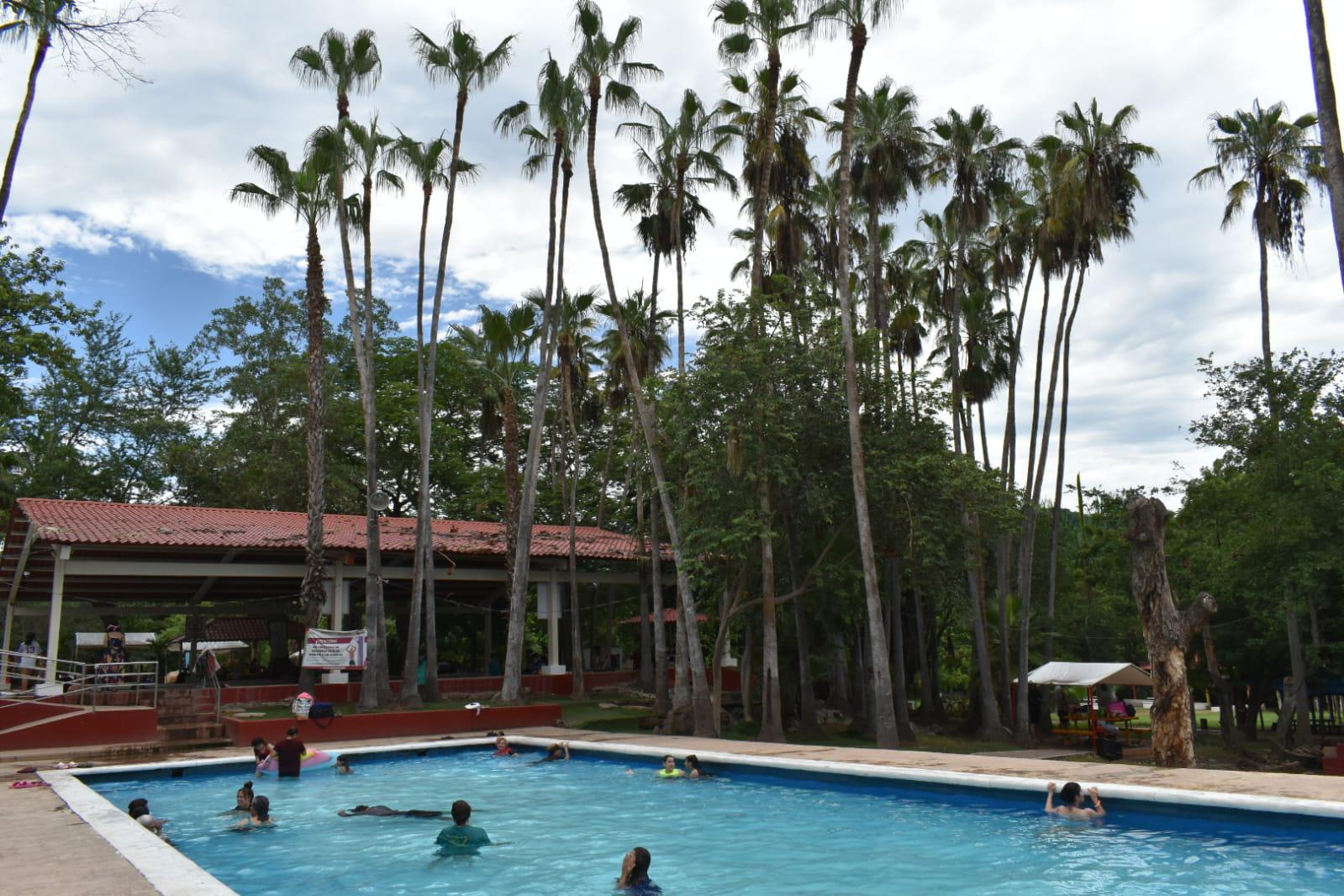 $!Bañistas disfrutan de sus vacaciones en las aguas termales de Imala