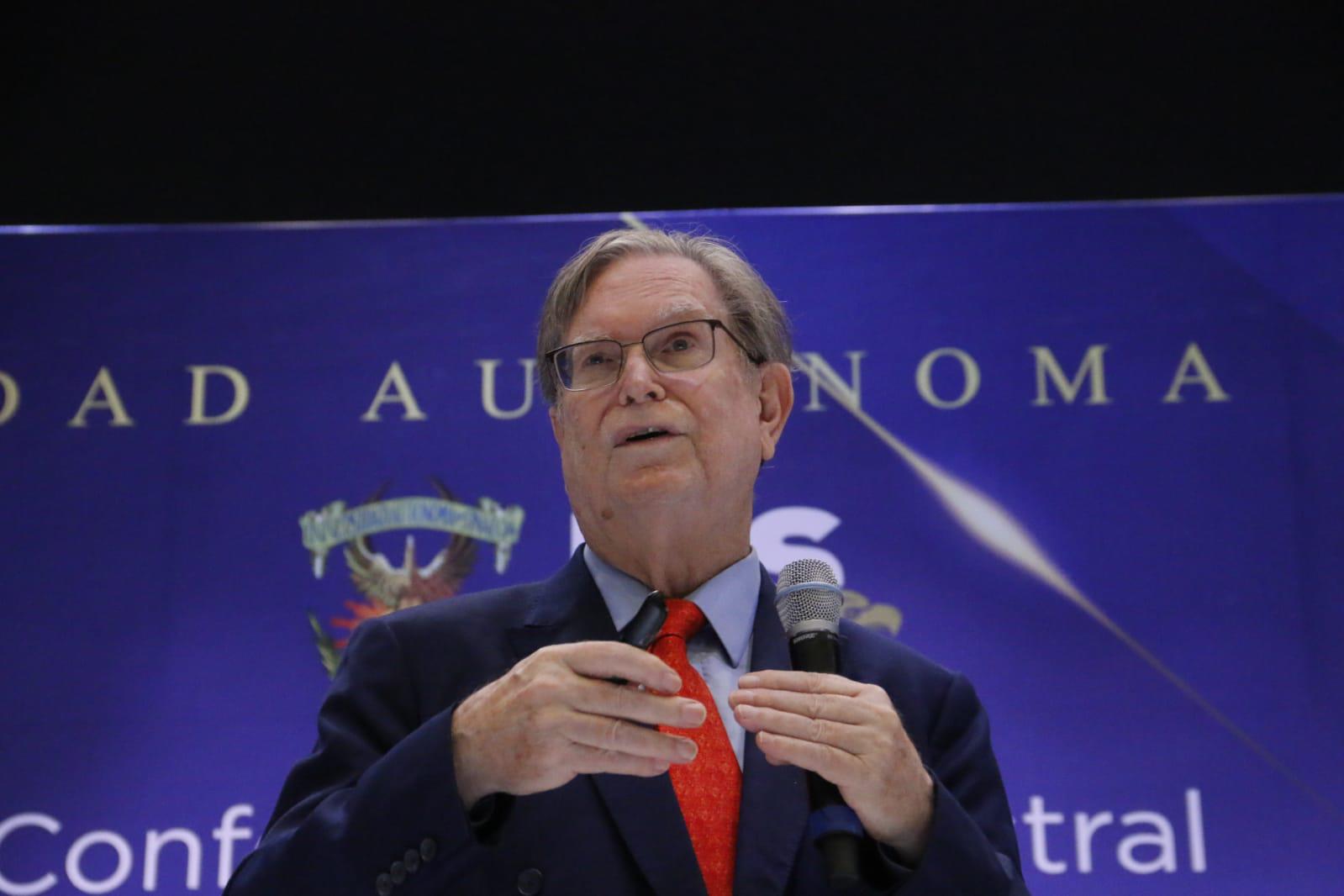 $!‘Todo está a punto de cambiar’, advierte el Nobel George Smoot en Culiacán