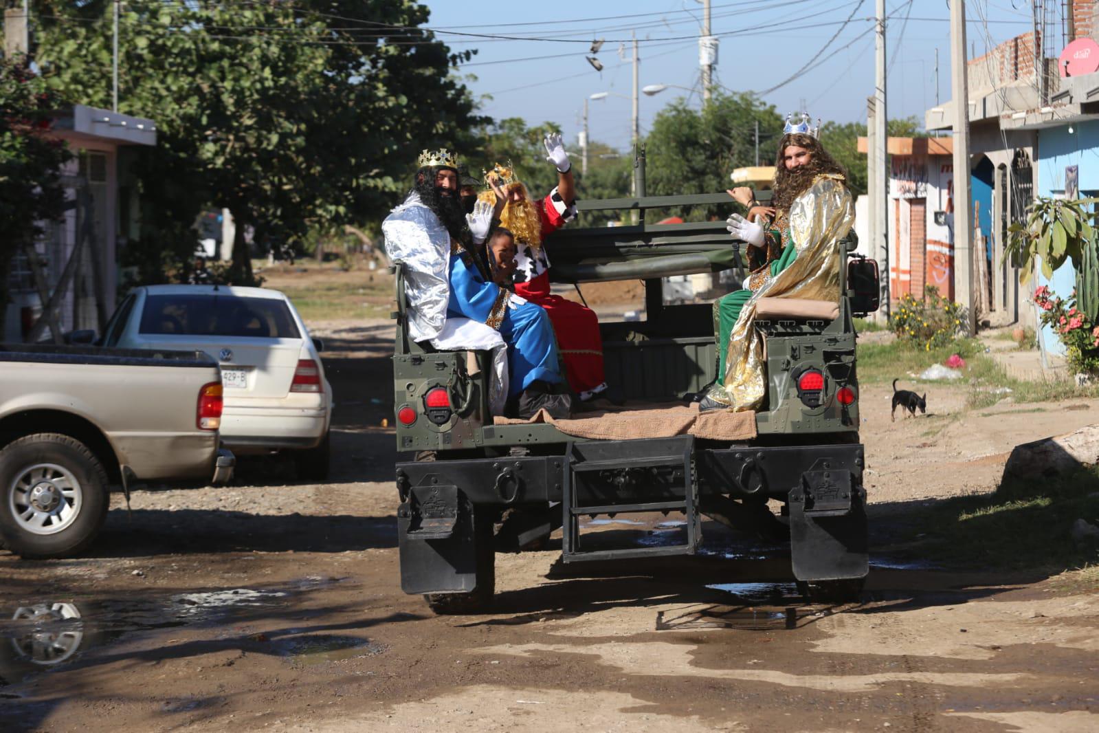$!SÉ UN REY MAGO / Perla quiere ser militar cuando sea grande; los Reyes Magos y la Sedena visitaron su casa este 6 de enero