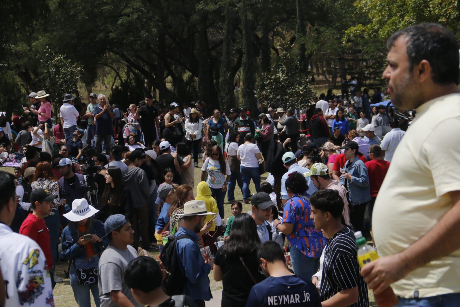 $!Entre gritos y aplausos recibe Culiacán al eclipse solar 2024
