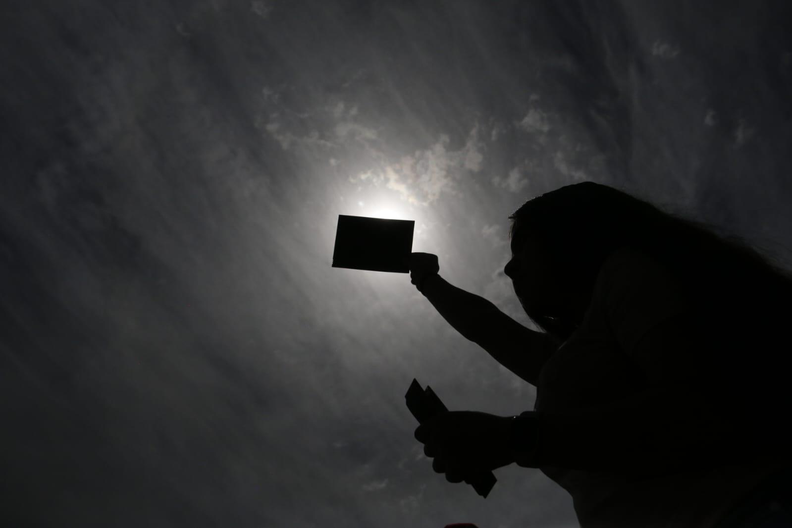 $!Entre gritos y aplausos recibe Culiacán al eclipse solar 2024