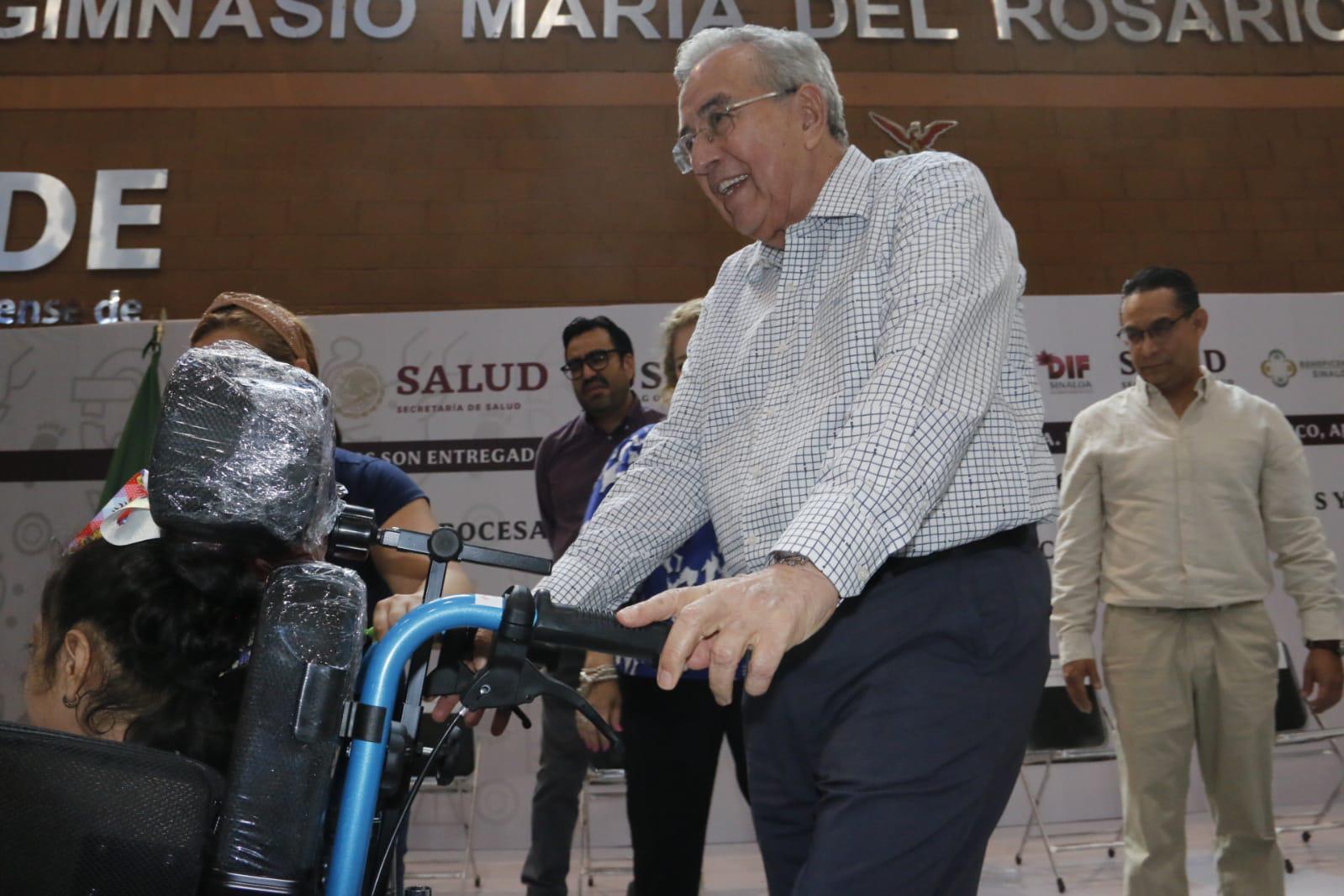 $!Entrega Gobierno de Sinaloa aparatos auditivos y apoyos de movilidad