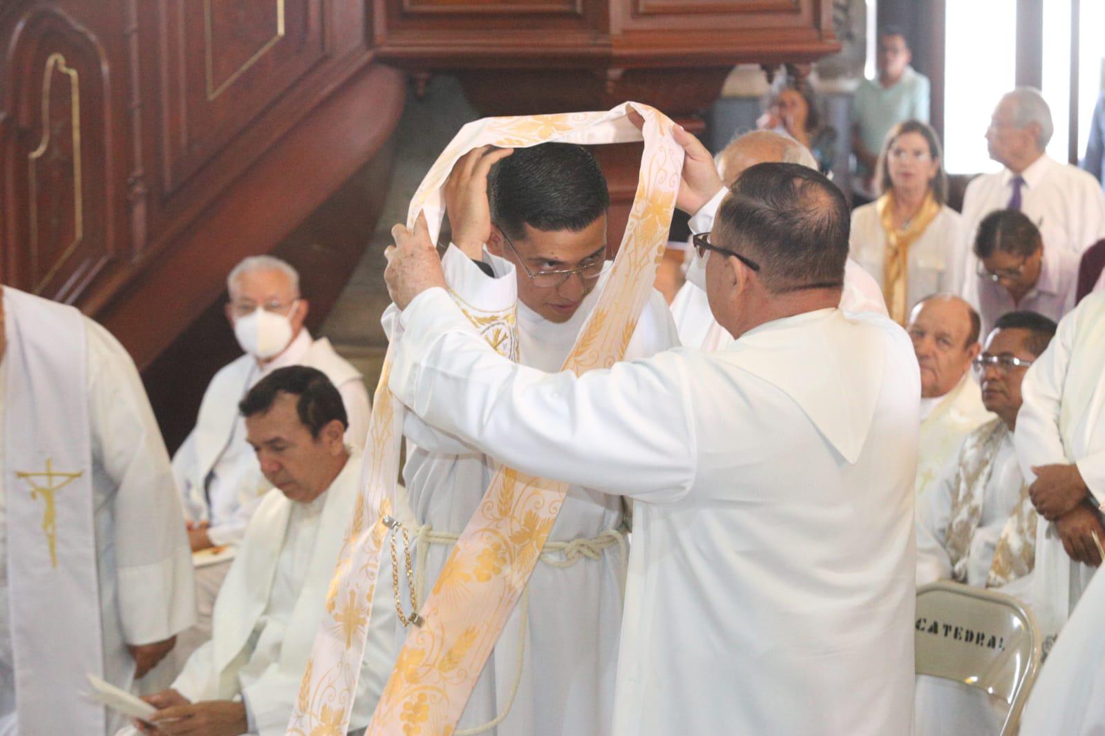 $!Sacerdotes del sur de Sinaloa renuevan su compromiso en Misa Crismal