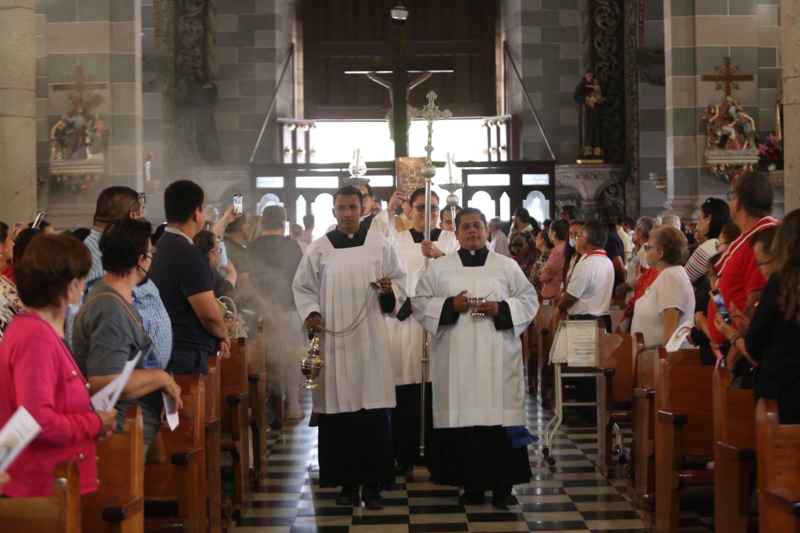 $!Sacerdotes del sur de Sinaloa renuevan su compromiso en Misa Crismal