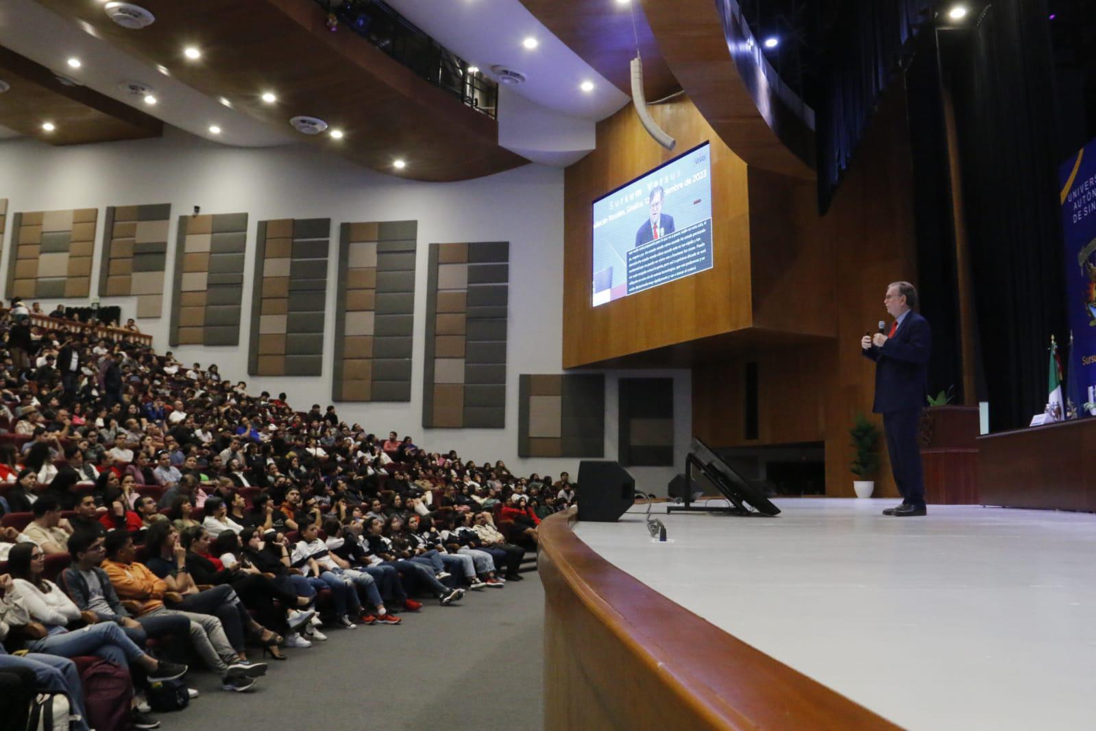 $!‘Todo está a punto de cambiar’, advierte el Nobel George Smoot en Culiacán