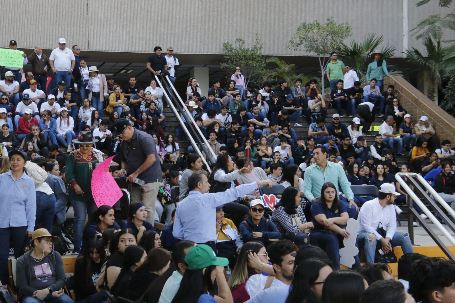 $!Ante visita de AMLO, personal de la UAS se congrega en Palacio de Gobierno en Culiacán