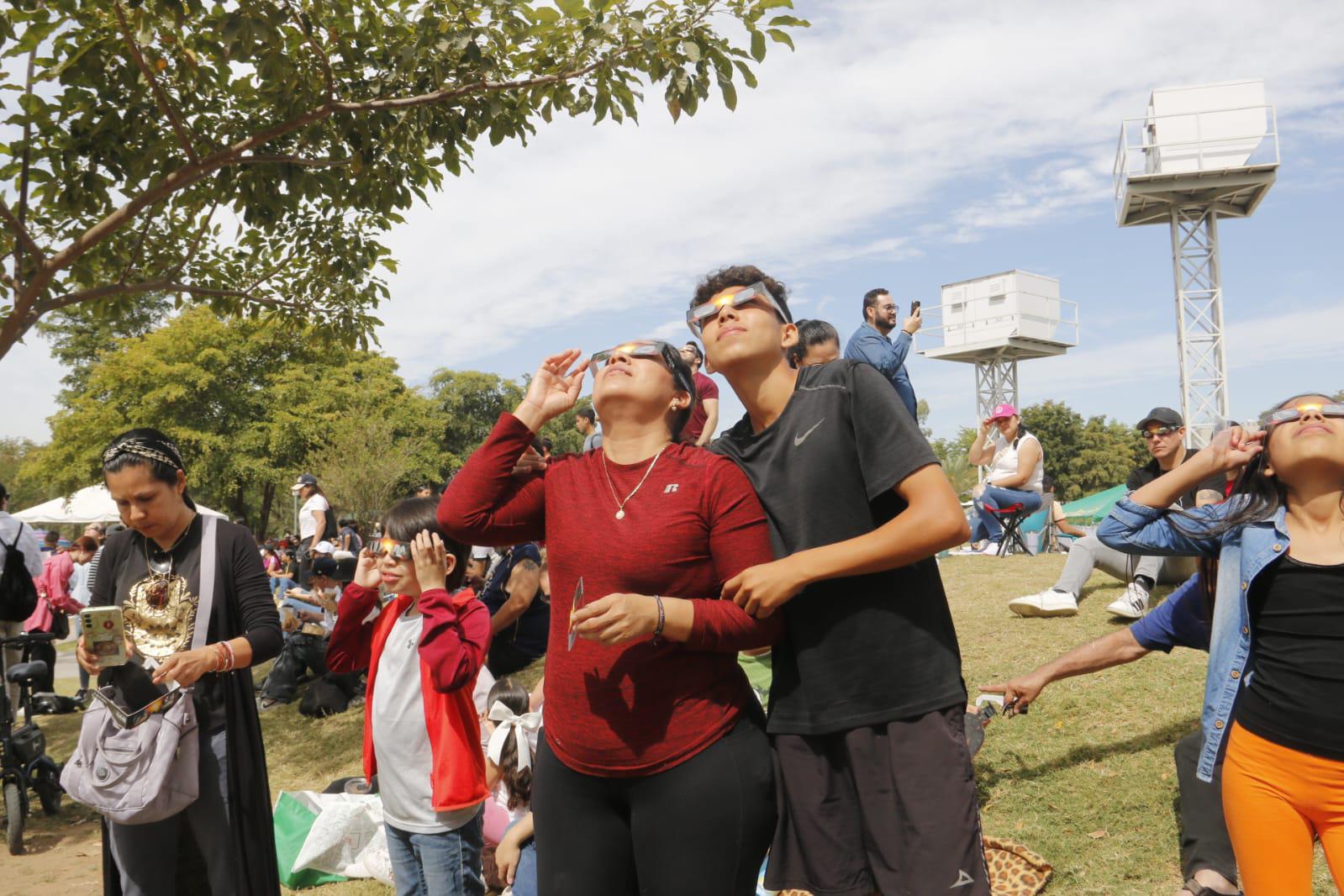 $!Entre gritos y aplausos recibe Culiacán al eclipse solar 2024