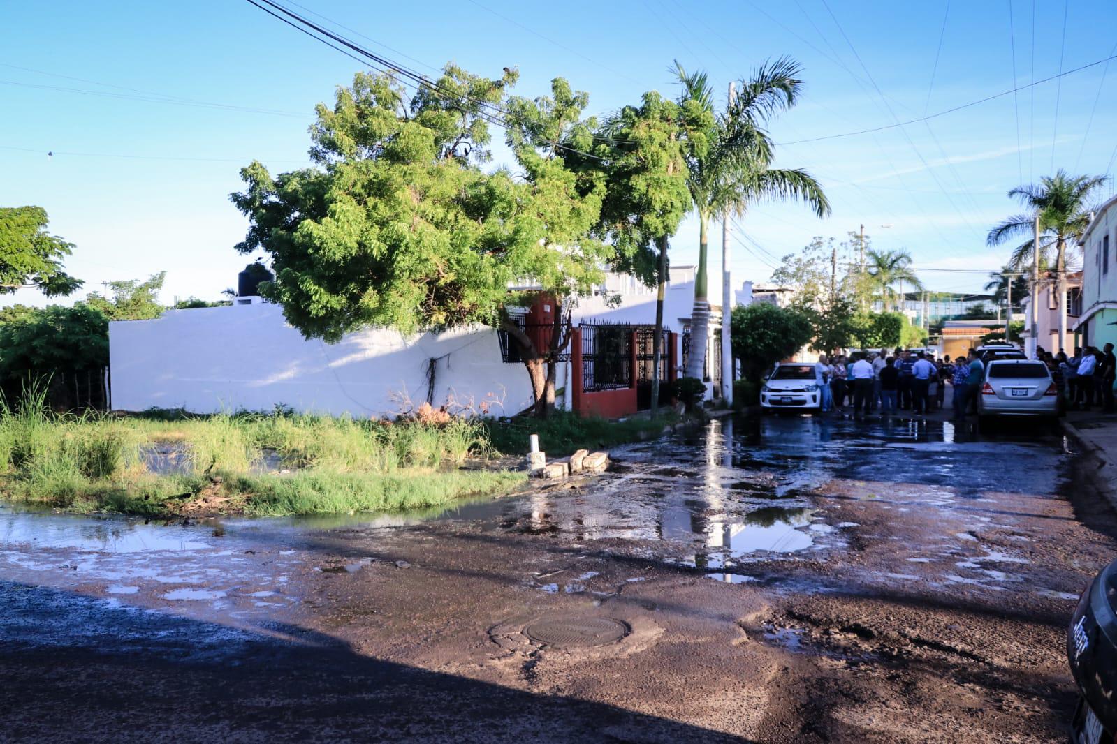 $!Tras atender Datemex a vecinos de Villas del Estero, Alcalde acude y promete acabar con fuga de drenaje