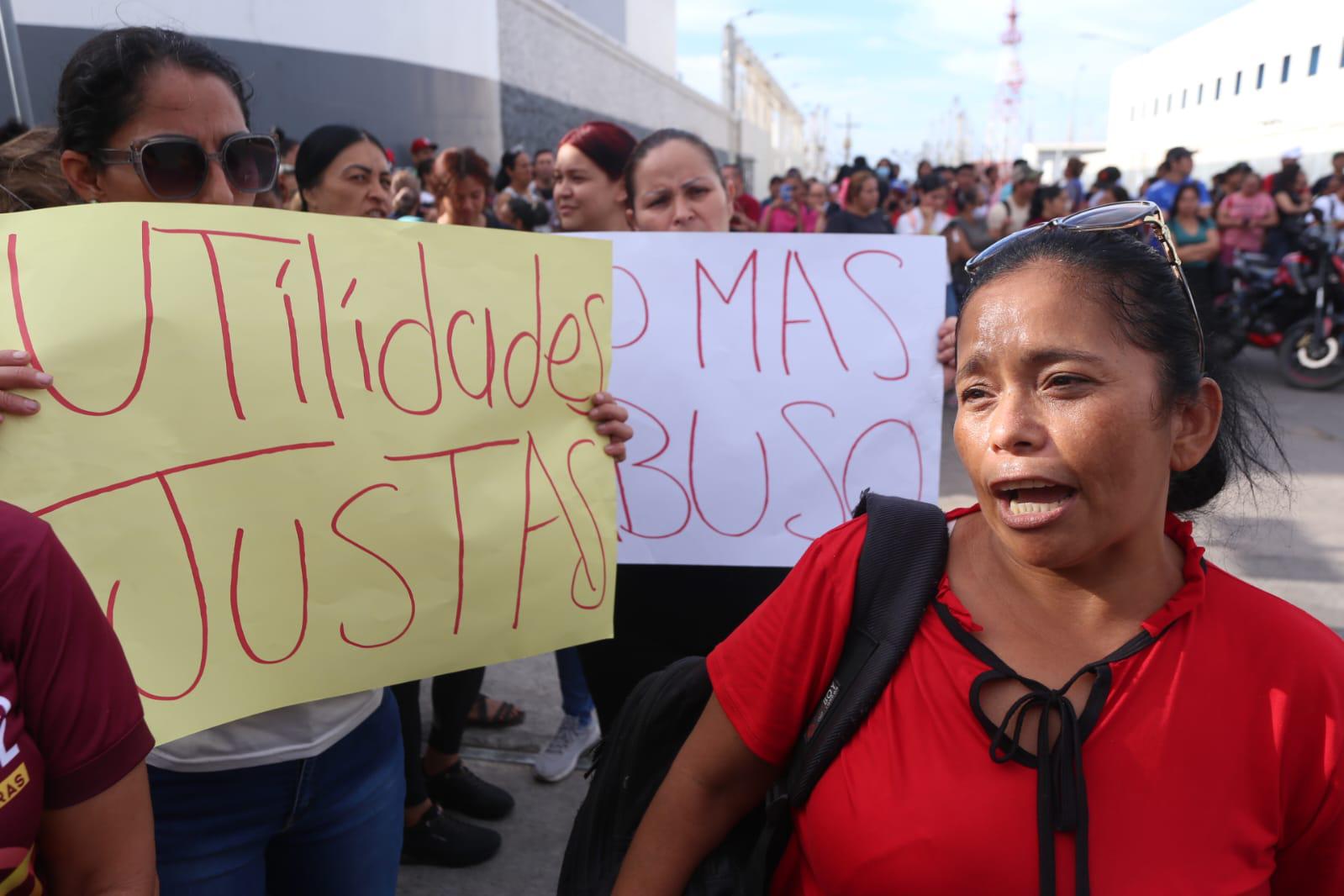 $!Protestan por utilidades trabajadores de atunera