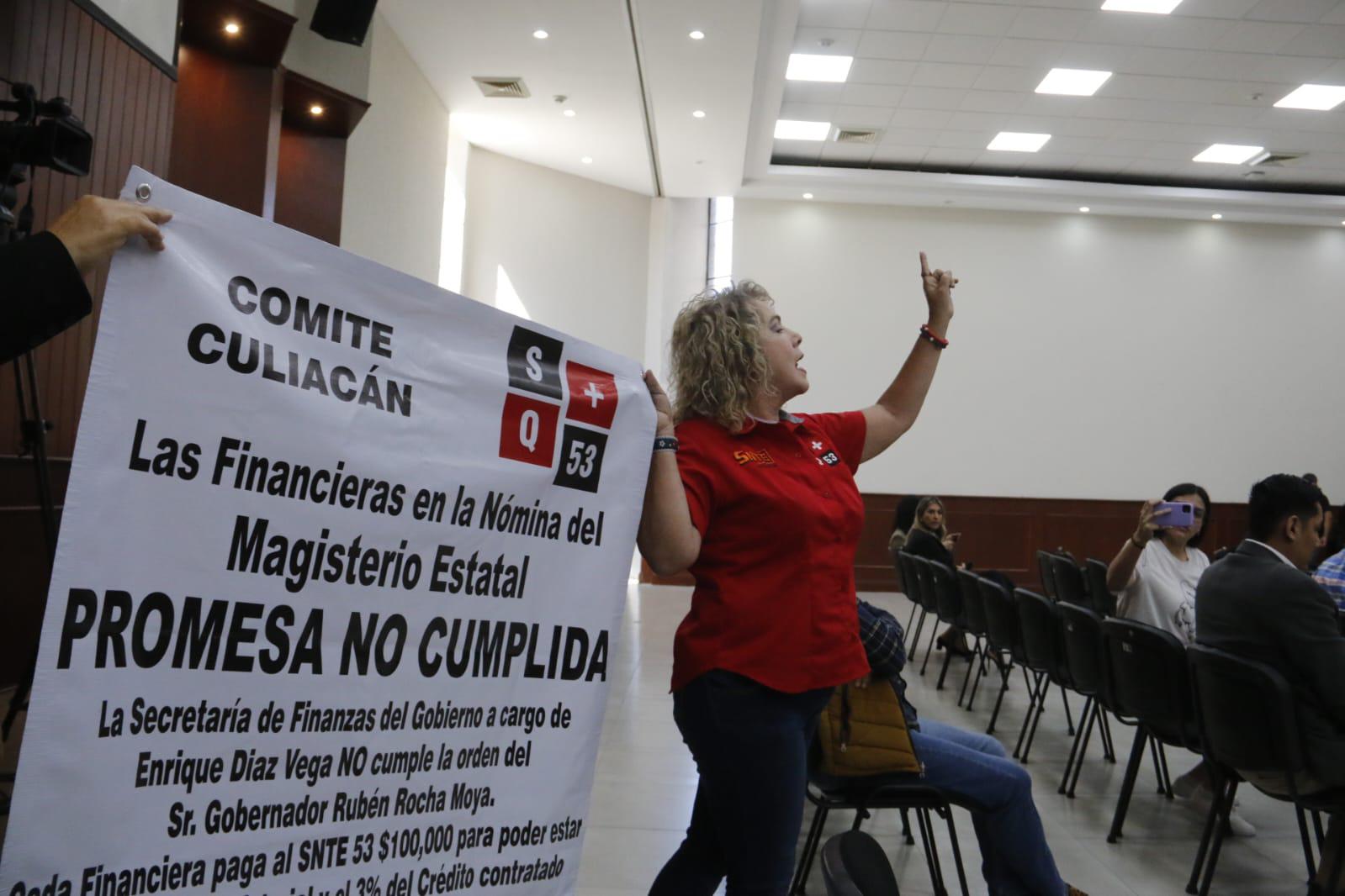 $!Personal del SNTE 53 irrumpe en el Congreso de Sinaloa para denunciar descuentos en nómina