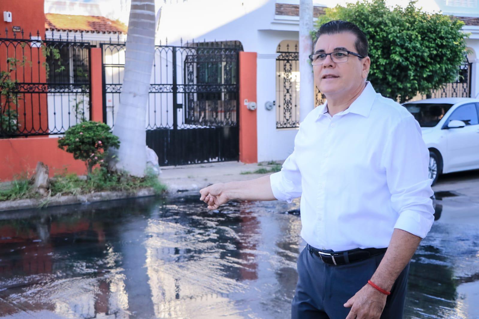 $!Tras atender Datemex a vecinos de Villas del Estero, Alcalde acude y promete acabar con fuga de drenaje
