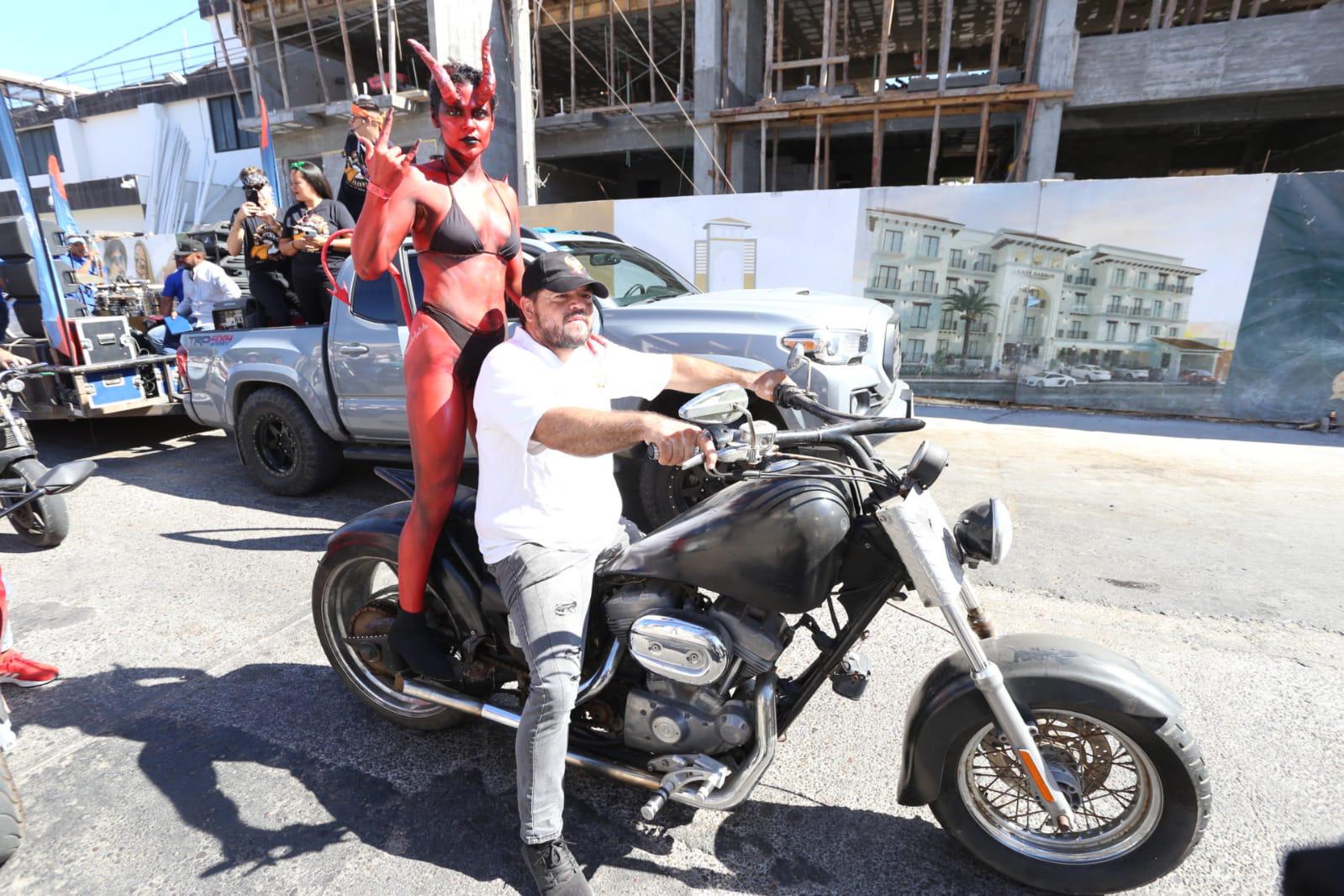 $!Vibran las motos en desfile por el malecón de Mazatlán