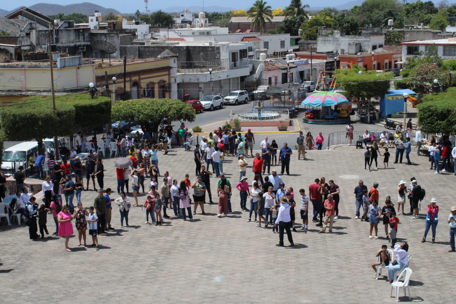 $!Entre gritos de júbilo, locales y turistas aprecian Eclipse Solar en Rosario