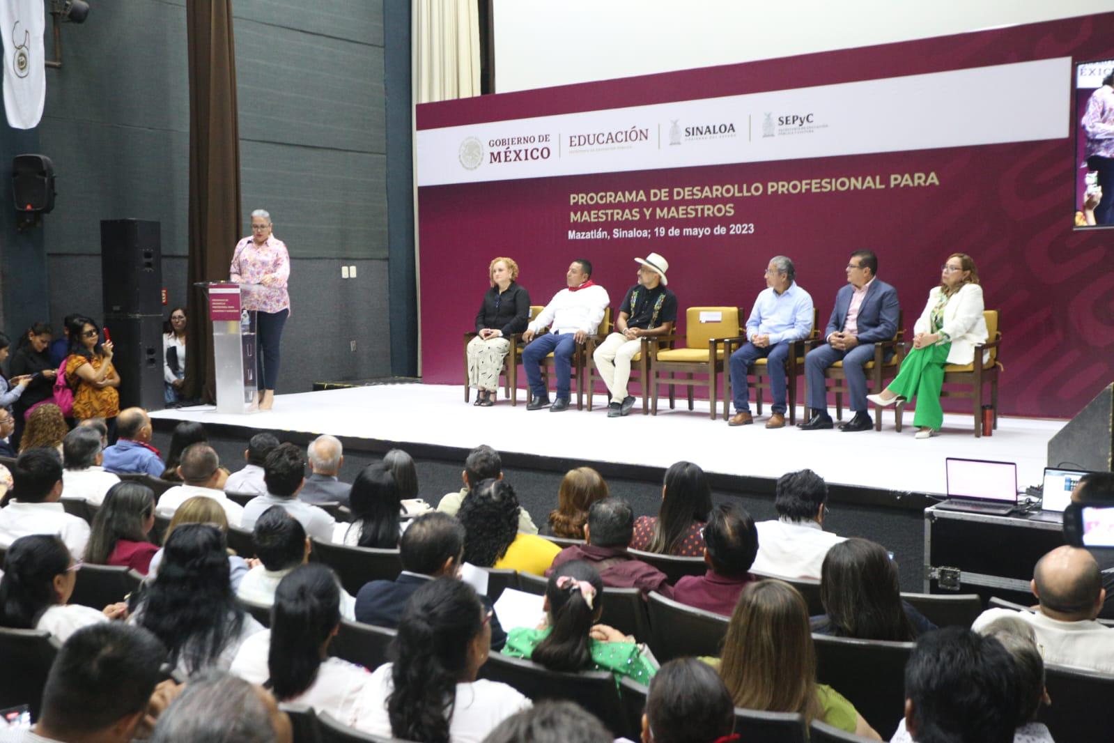 $!Capacitan a 500 docentes para apropiarse de la Nueva Escuela Mexicana